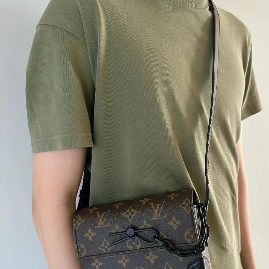 Louis Vuitton -原花拚黑色牛皮Steamer插釦斜背包-1