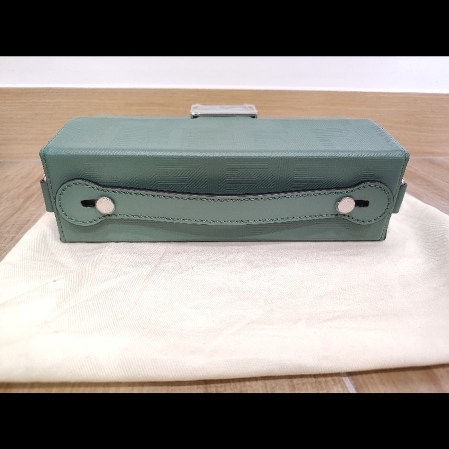 FENDI 芬迪 7VA565 莫藍迪綠色 FF LOGO Baguette Soft Trunk 壓花牛皮 硬殼硬箱軟箱 貝貴提斜背包肩背包手提包 全新-12