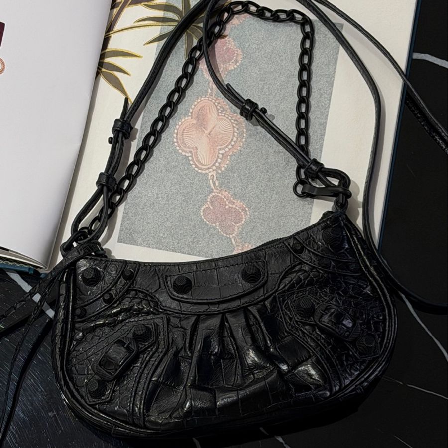 ❗️不議價BALENCIAGA Le Cagole so black雙背帶鱷魚壓紋牛皮迷你可頌包(黑色)-0
