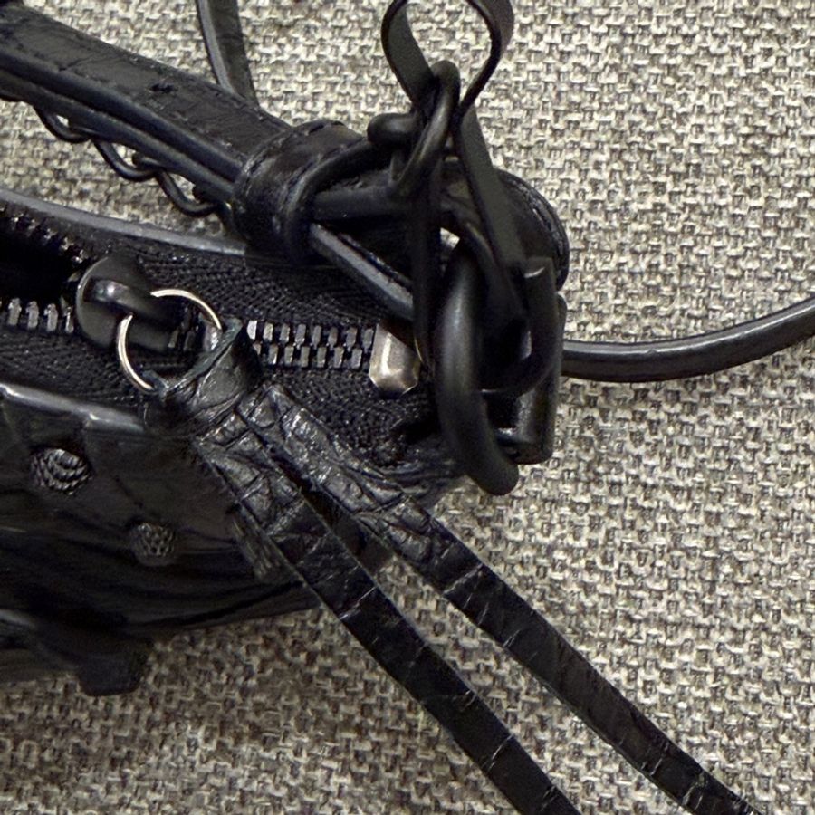 ❗️不議價BALENCIAGA Le Cagole so black雙背帶鱷魚壓紋牛皮迷你可頌包(黑色)-11