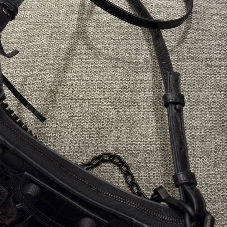 ❗️不議價BALENCIAGA Le Cagole so black雙背帶鱷魚壓紋牛皮迷你可頌包(黑色)-15