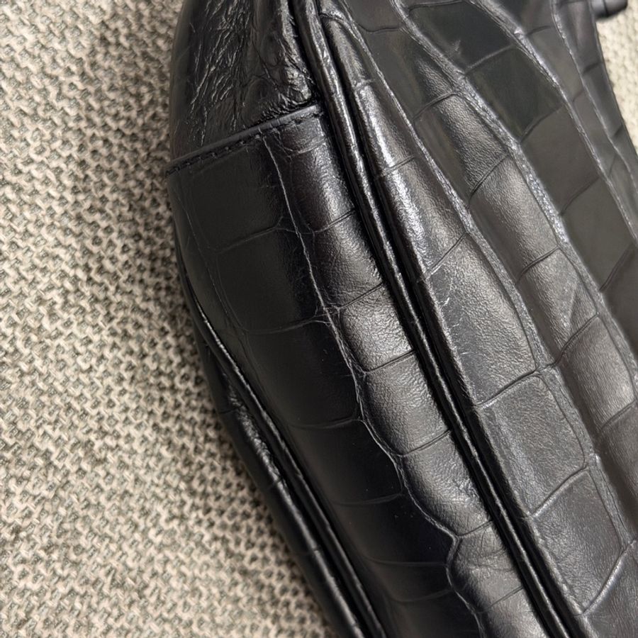 ❗️不議價BALENCIAGA Le Cagole so black雙背帶鱷魚壓紋牛皮迷你可頌包(黑色)-21