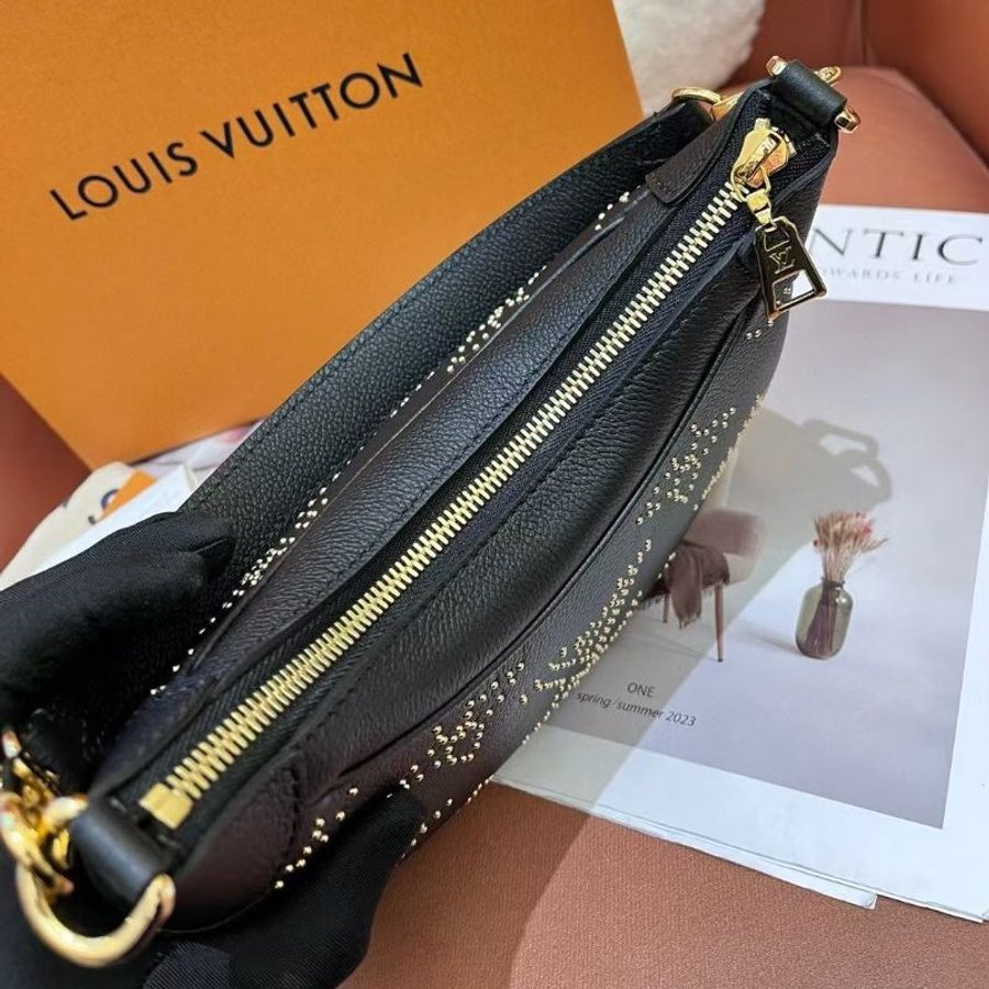 閒置新 路易威登/Louis Vuitton 黑色全皮鉚釘鏤空牛角腋下包 芯片款-4