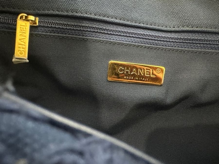 Chanel 19海軍藍流蘇菱格紋緄邊36cm 肩背手提包-6