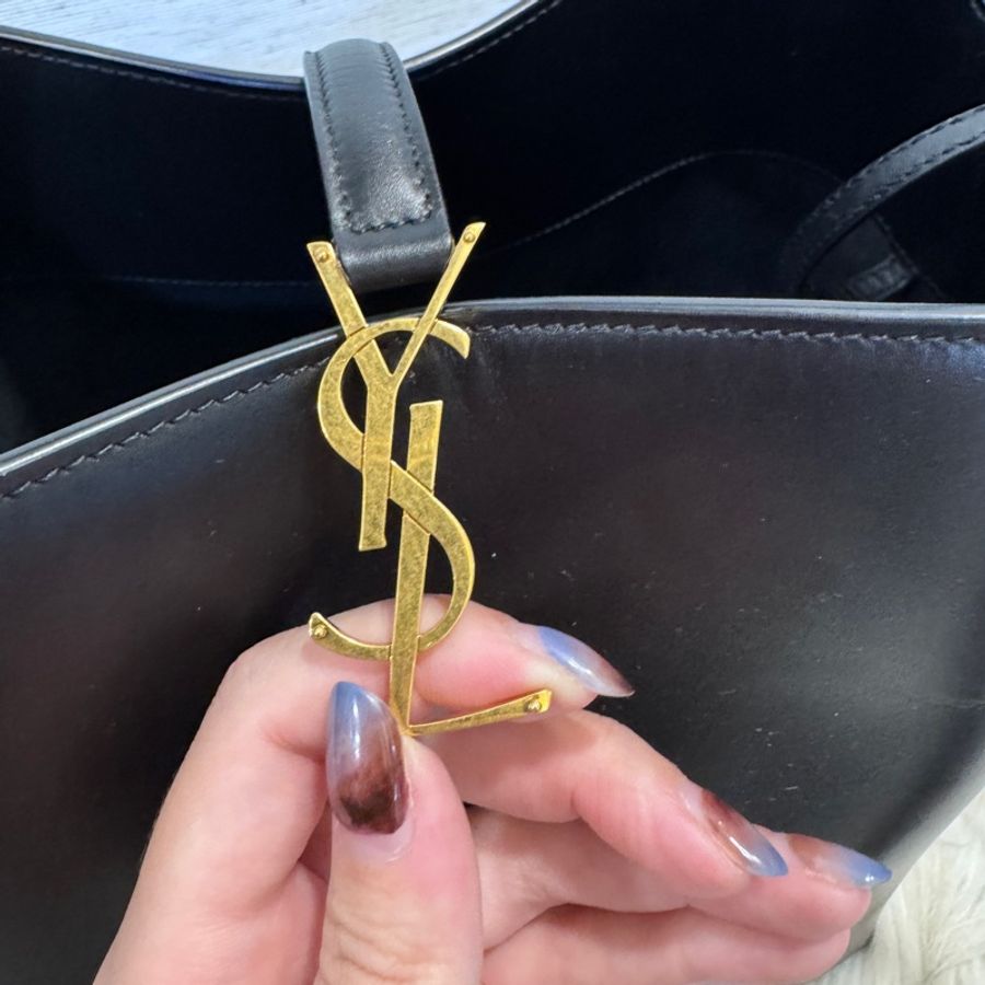 ［櫃價近10萬］YSL LE37 黑牛皮手提斜背水桶包-13