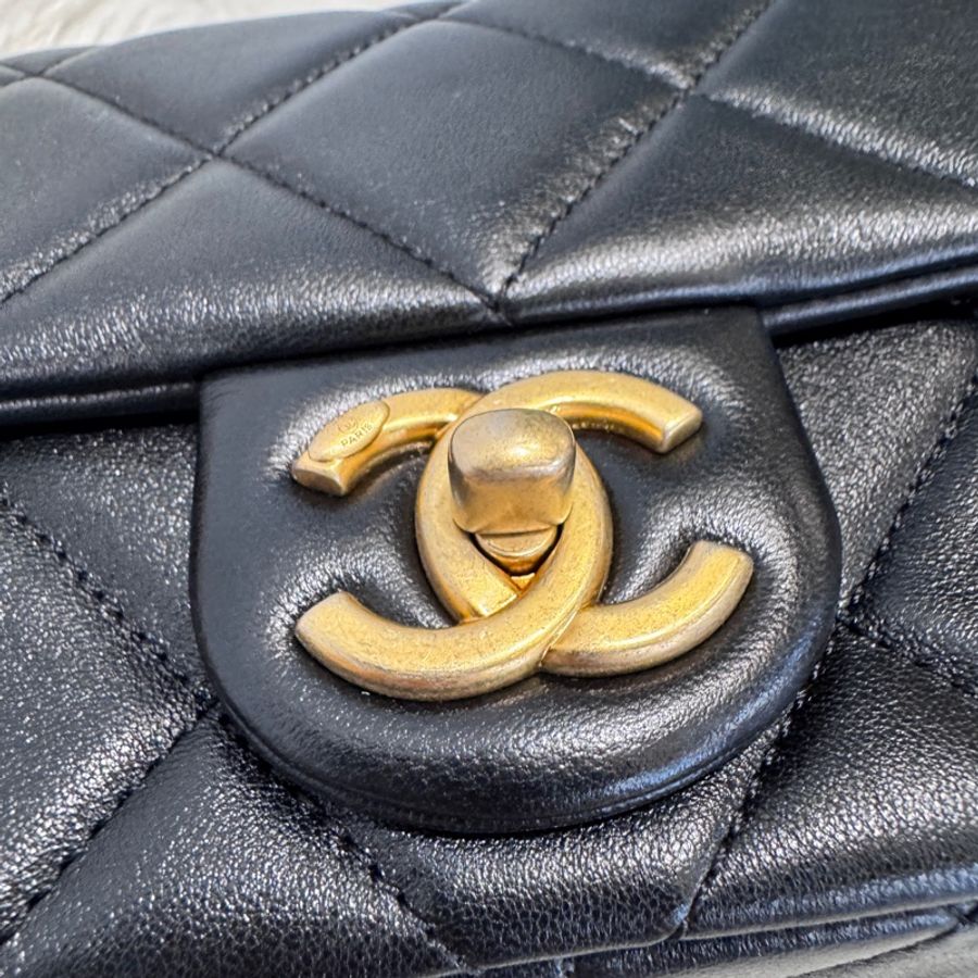 [櫃價20萬］Chanel CF20 大Mini 黑羊皮珍珠調節釦 芯片款 近全新-7