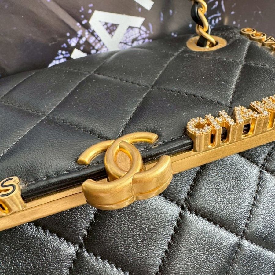 🎉拍照超出片‼️ Chanel 黑色方形金色水鑽字樣金鏈包-1