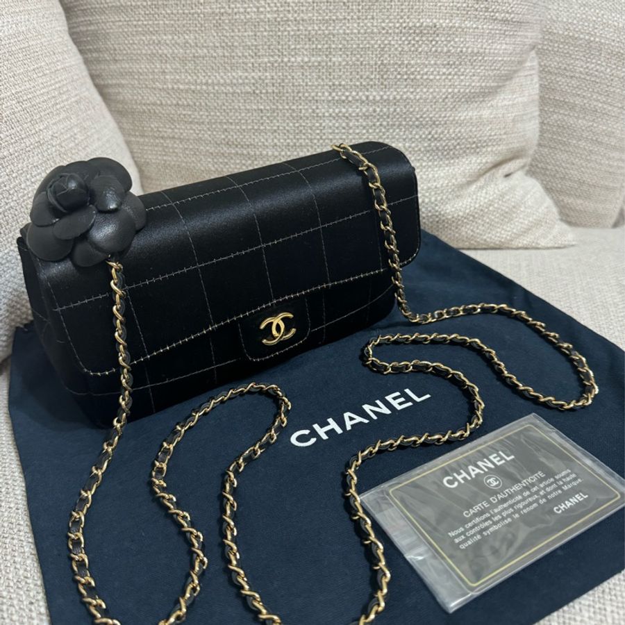 (已售出勿下單)❤️🔥新上架❤️🔥92新✨藏家級🖤Chanel Vintage🖤山茶花黑色緞面冰格CF小包/有防塵袋、保卡、雷標清楚/香奈兒山茶花cf-10