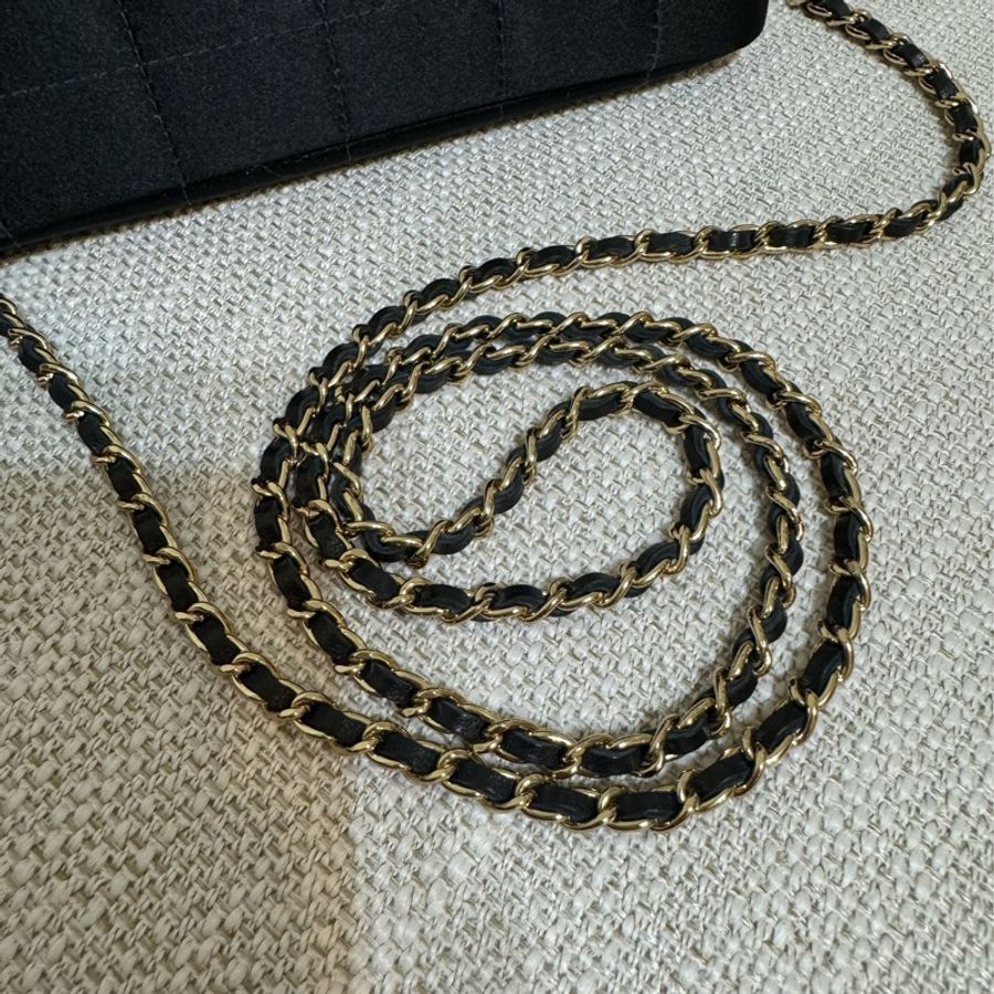 (已售出勿下單)❤️🔥新上架❤️🔥92新✨藏家級🖤Chanel Vintage🖤山茶花黑色緞面冰格CF小包/有防塵袋、保卡、雷標清楚/香奈兒山茶花cf-30