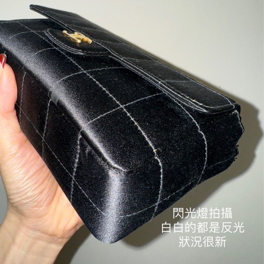 (已售出勿下單)❤️🔥新上架❤️🔥92新✨藏家級🖤Chanel Vintage🖤山茶花黑色緞面冰格CF小包/有防塵袋、保卡、雷標清楚/香奈兒山茶花cf-23