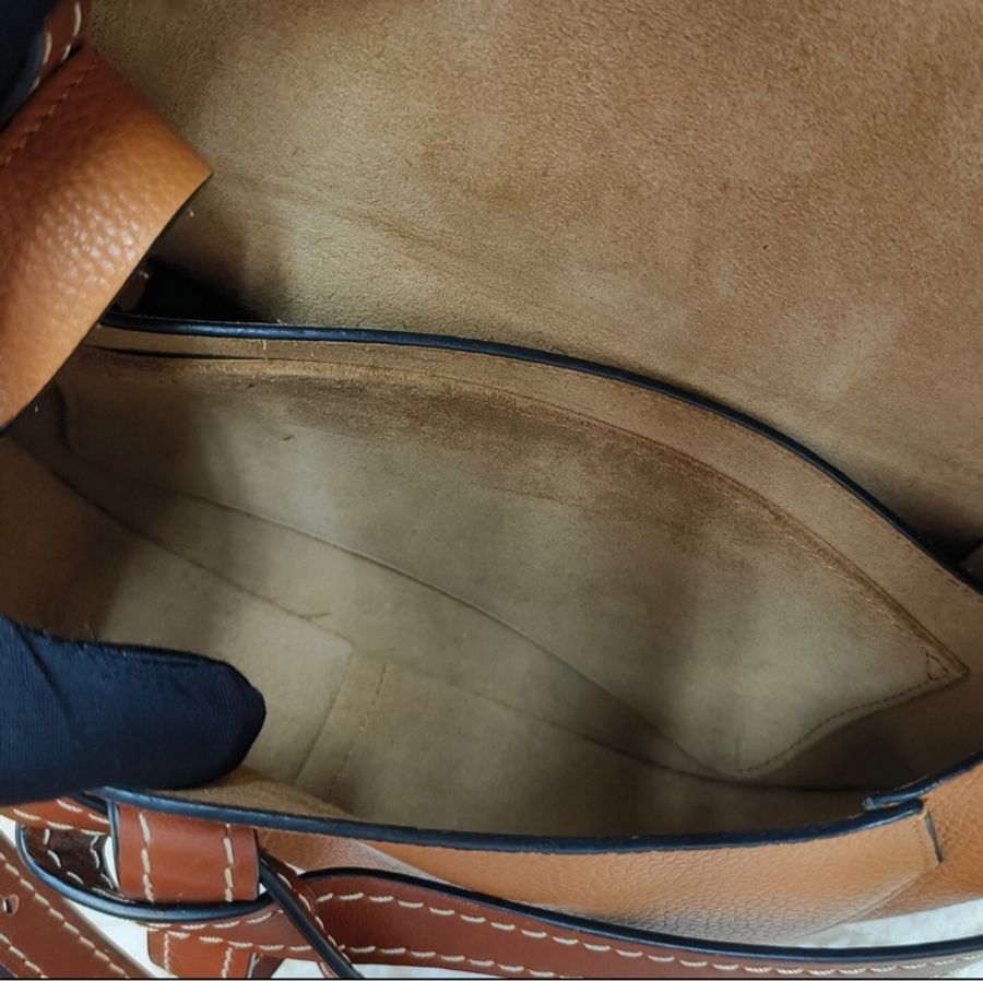 【經典王牌✨四季適用】Loewe Gate焦糖色馬鞍包|單肩|斜挎包 小號-5