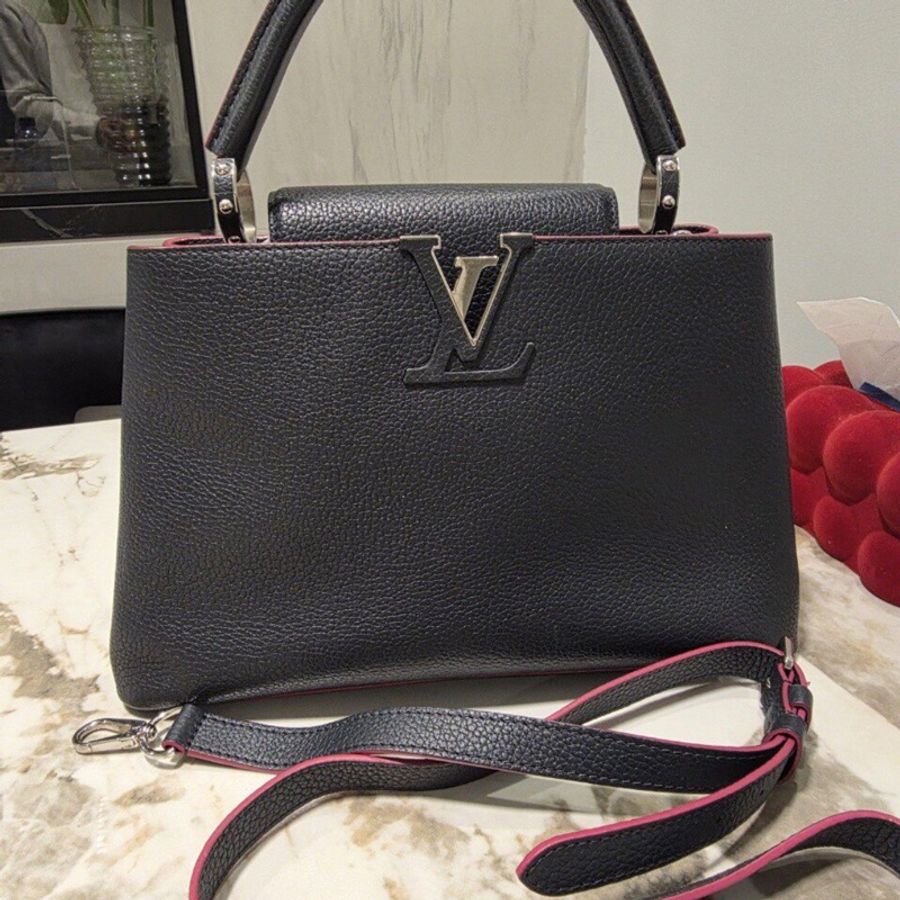 【99新✨經典設計✨多功能用法】LV Capucines bb 藏藍色 金扣 單肩手提包 斜背 -1