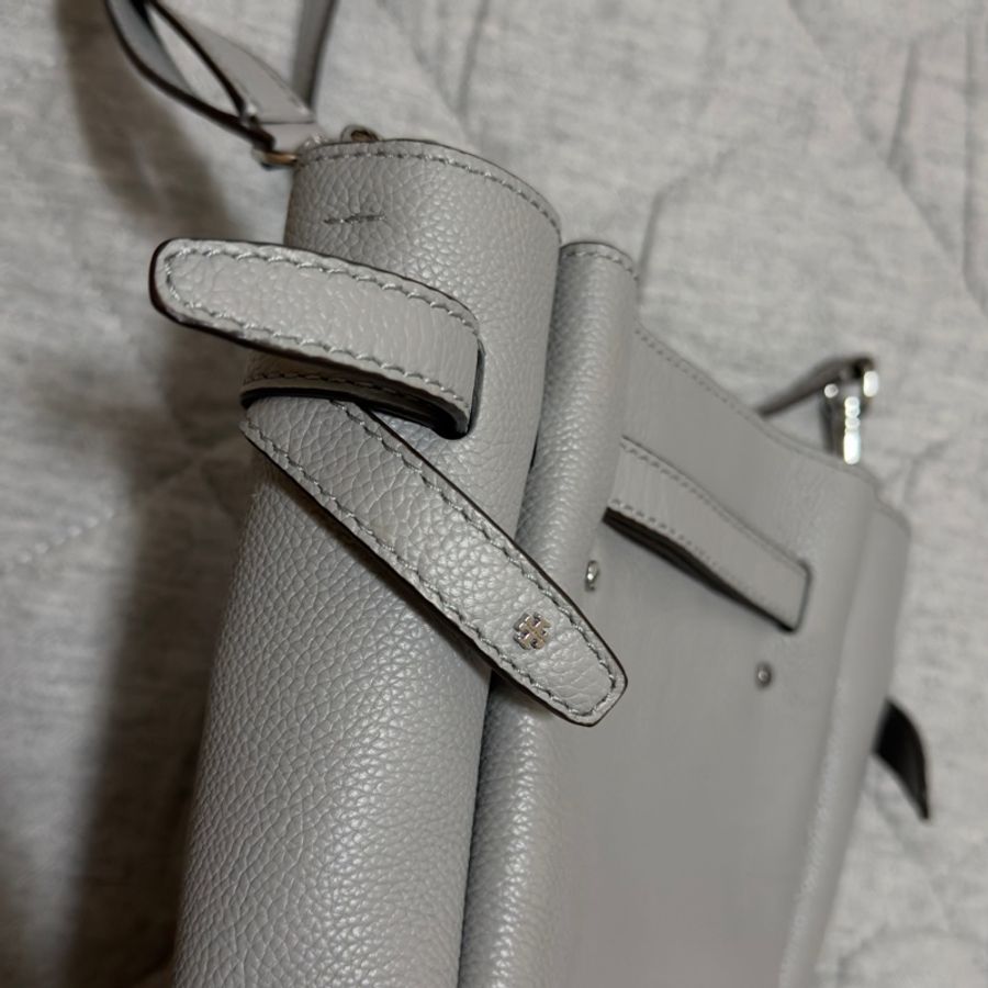 TORY BURCH Romy 鈕扣金屬荔枝牛皮扣帶 斜背水桶包(小款/灰色)-3