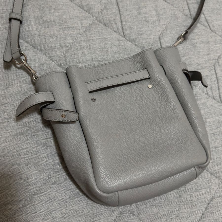 TORY BURCH Romy 鈕扣金屬荔枝牛皮扣帶 斜背水桶包(小款/灰色)-11