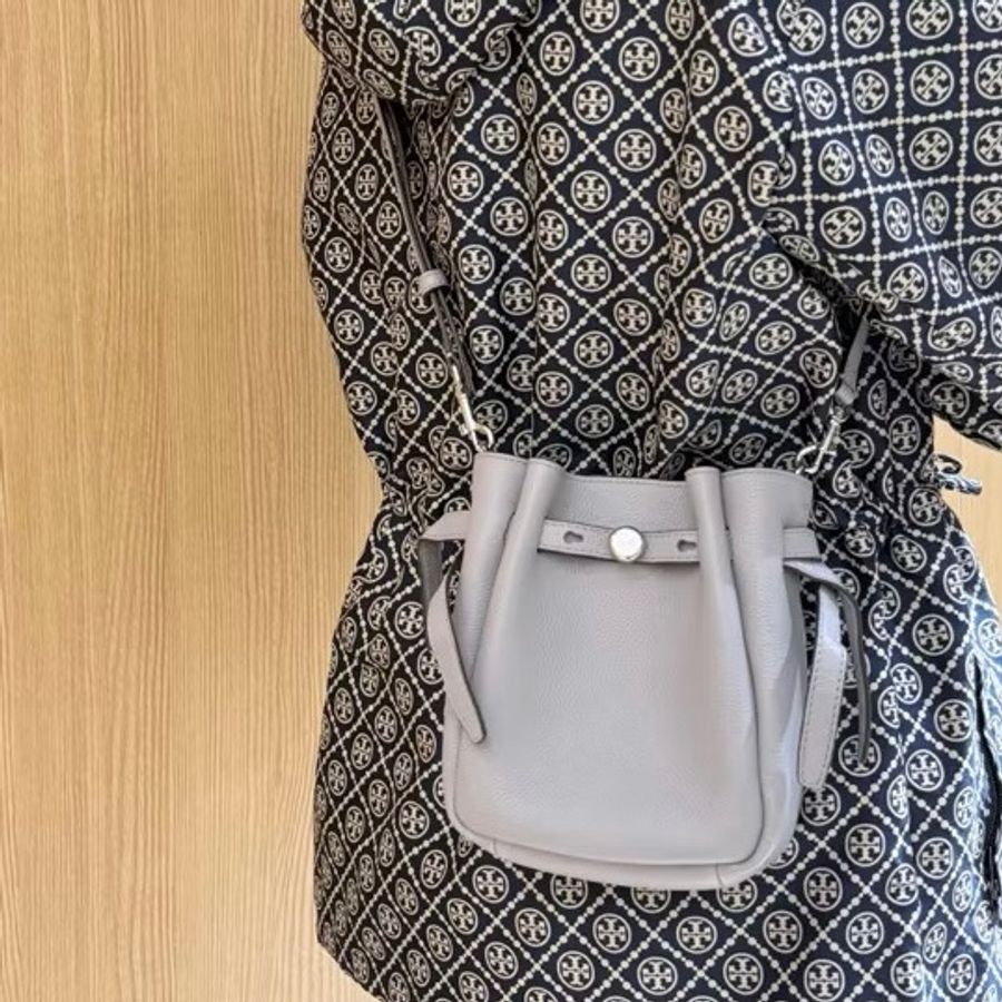 TORY BURCH Romy 鈕扣金屬荔枝牛皮扣帶 斜背水桶包(小款/灰色)-6