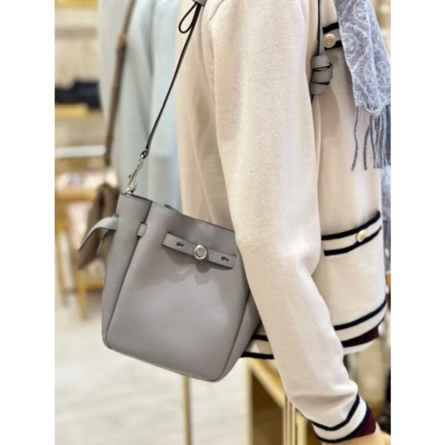 TORY BURCH Romy 鈕扣金屬荔枝牛皮扣帶 斜背水桶包(小款/灰色)-7