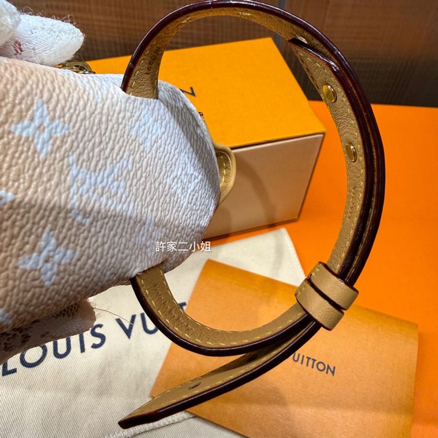 Louis Vuitton 99新 只裝得下可愛 手腕包/吊飾-21
