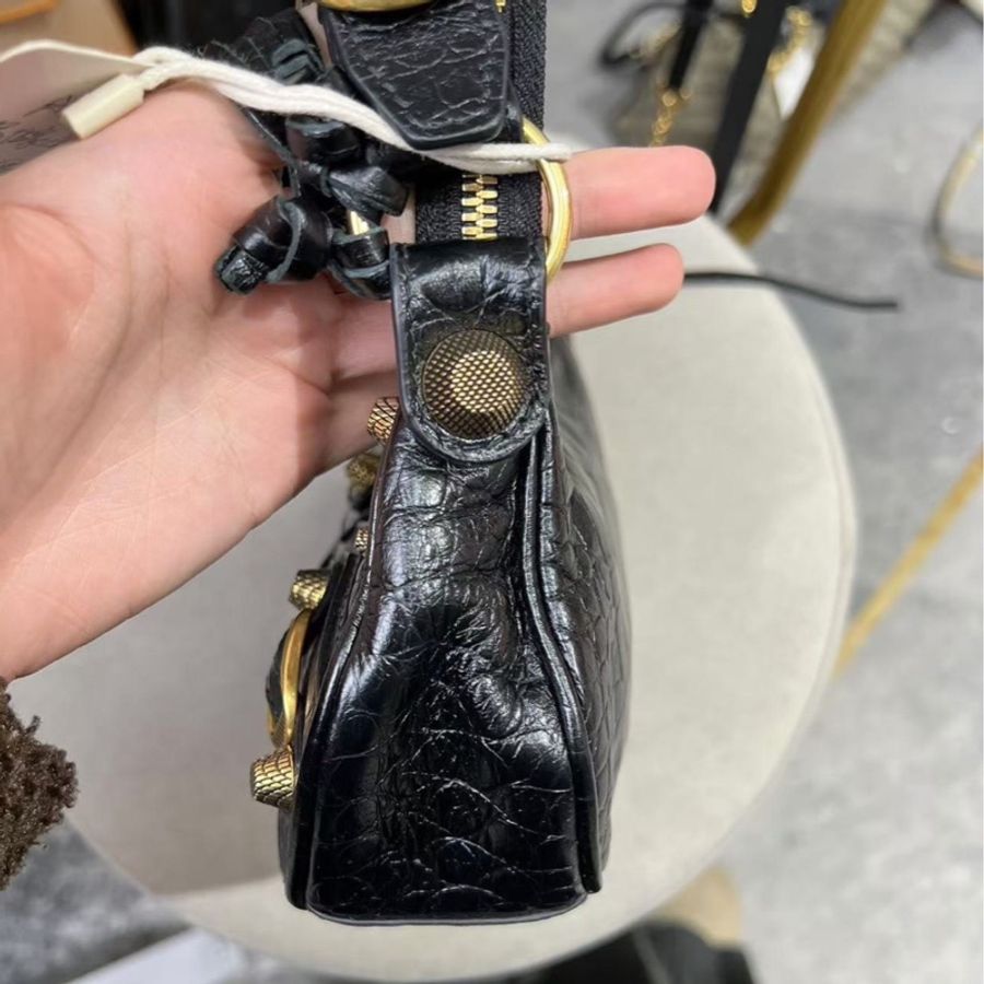 Balenciaga #巴黎世家 Le Cagole xs 黑金牛皮 鱷魚壓紋 半月包-9