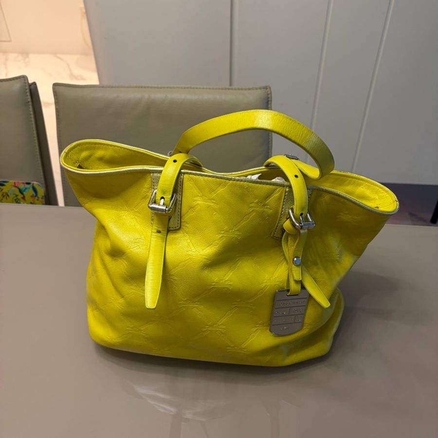 Longchamp 嫩黃色滿版品牌Logo壓紋牛皮肩背包-7