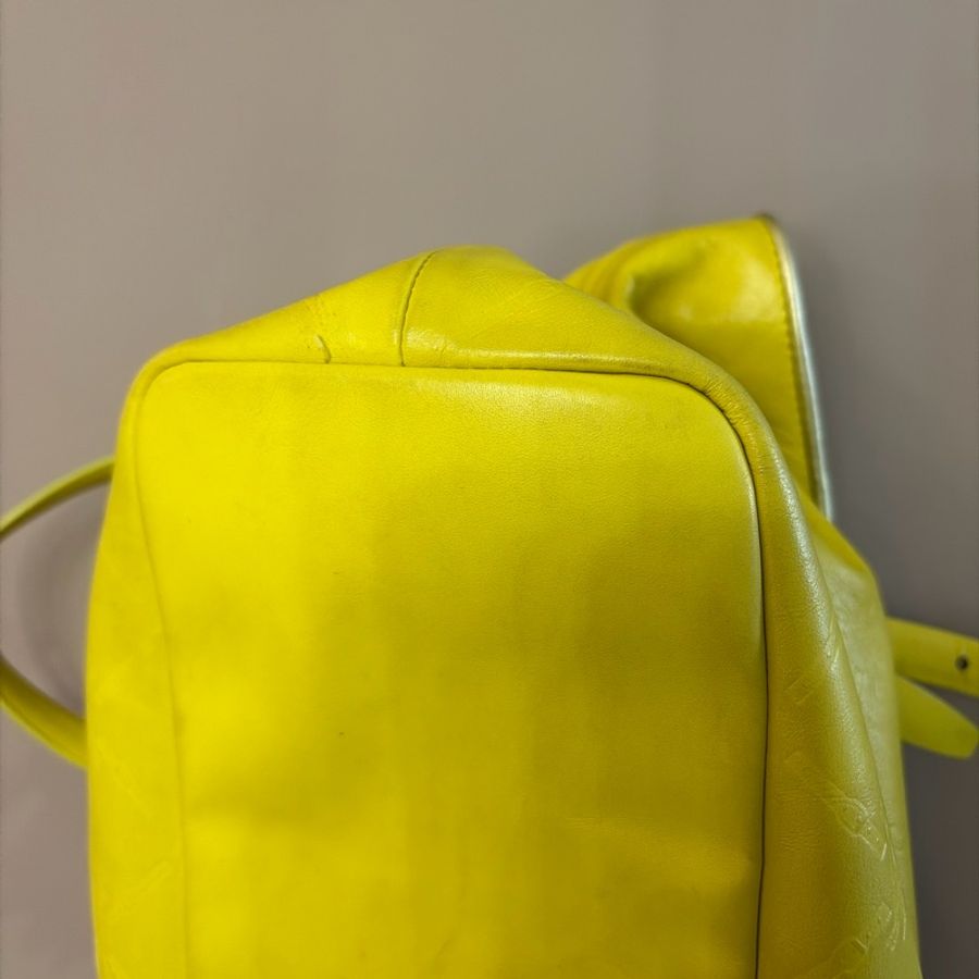 Longchamp 嫩黃色滿版品牌Logo壓紋牛皮肩背包-9