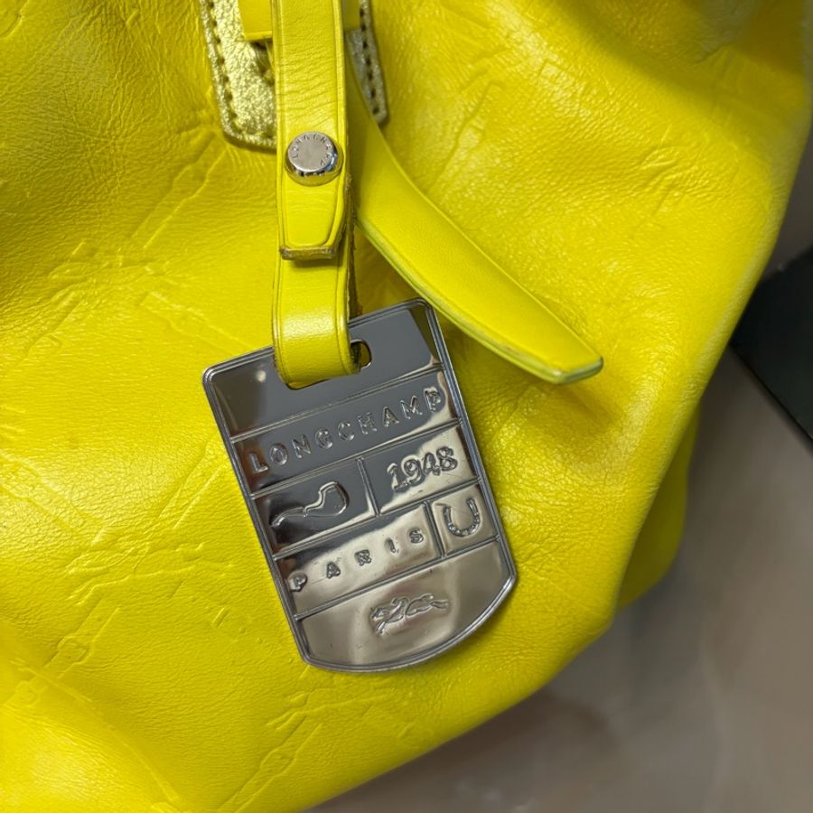 Longchamp 嫩黃色滿版品牌Logo壓紋牛皮肩背包-13