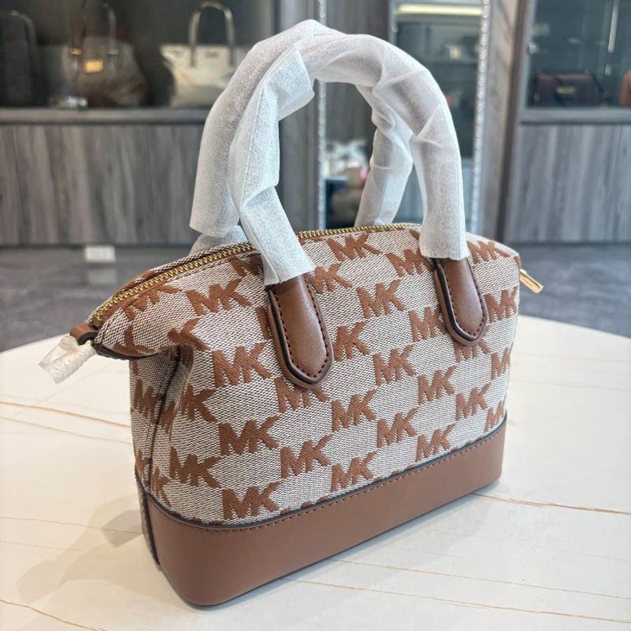 *SHIHNA名牌精品* MK 金字Logo緹花滿版MK立體水餃斜背/手提包-4