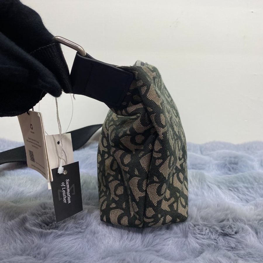 全新閒置品 Calvin Klein 滿版帆布側背包-1