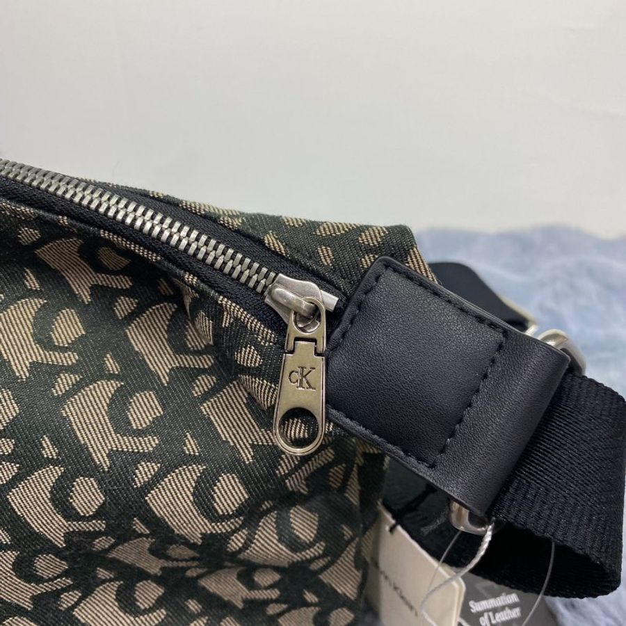 全新閒置品 Calvin Klein 滿版帆布側背包-5