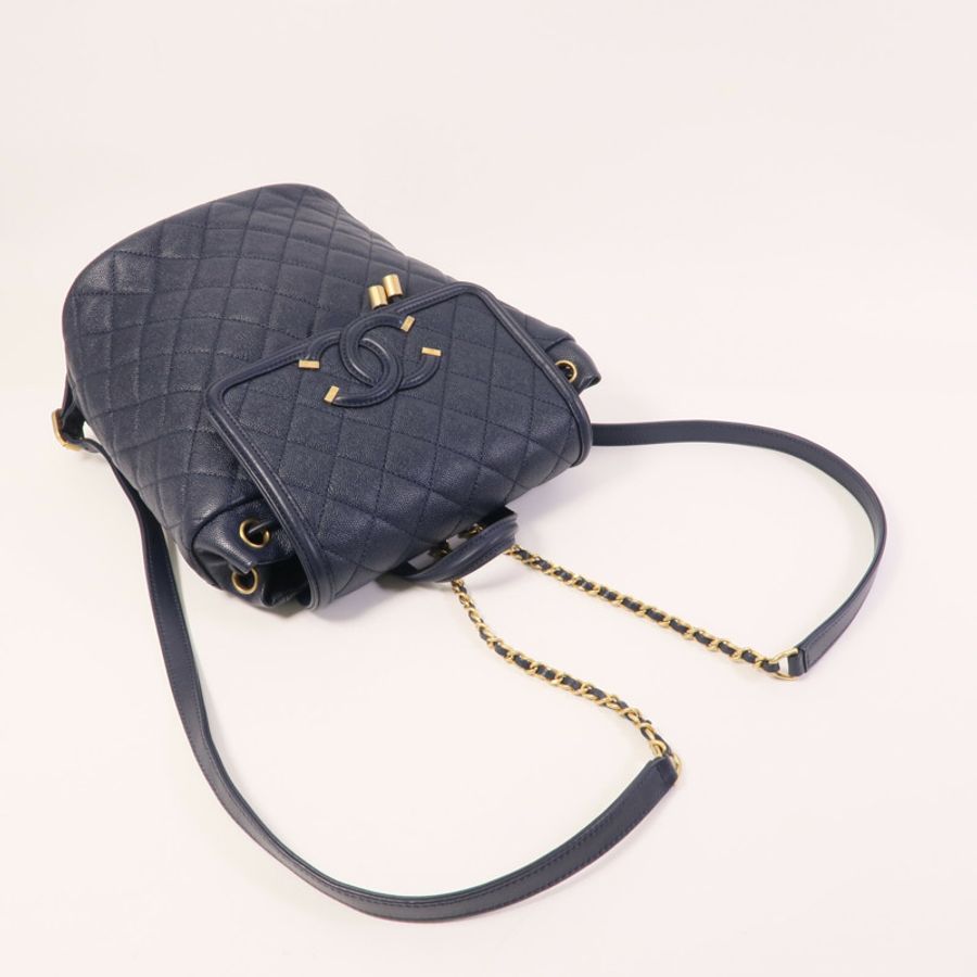 CHANEL 牛皮皮革Filigree Backpack金扣鏈帶背包-3