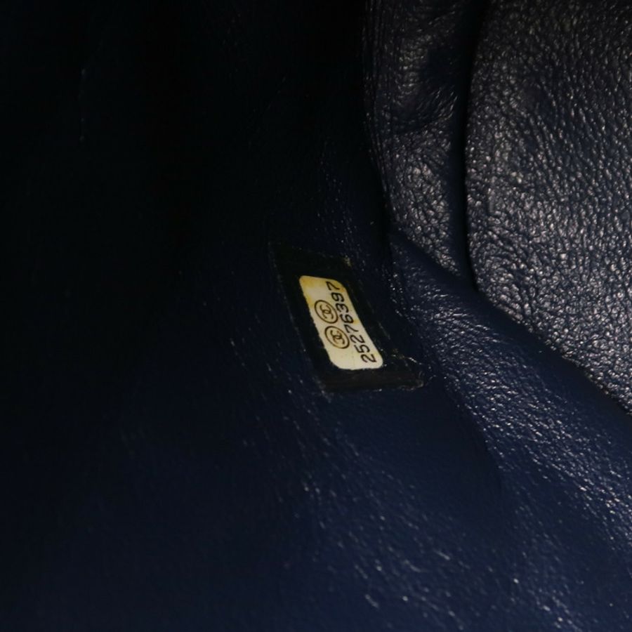 CHANEL 牛皮皮革Filigree Backpack金扣鏈帶背包-14