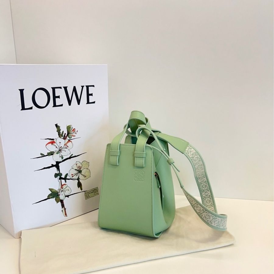 Loewe羅意威 新款Hammock秋葵綠釉 金扣 全logo刺繡寬肩帶 吊床包-2