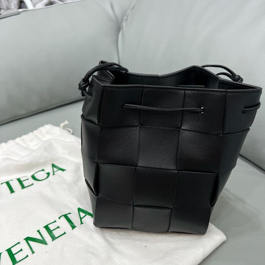 BOTTEGA VENETA Cassette 小羊皮編織迷你水桶包-1