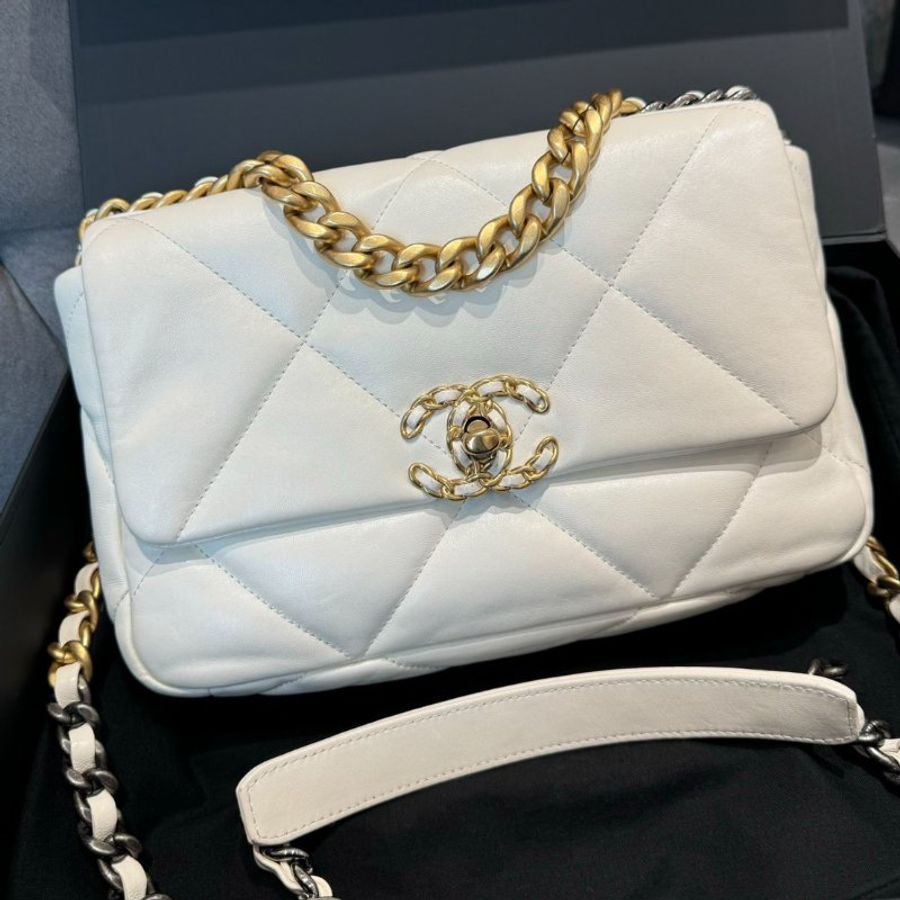 【香香的白雪公主👸✨】Chanel 白色羊皮19系列26cm 鍊帶肩背包 晶片款-0
