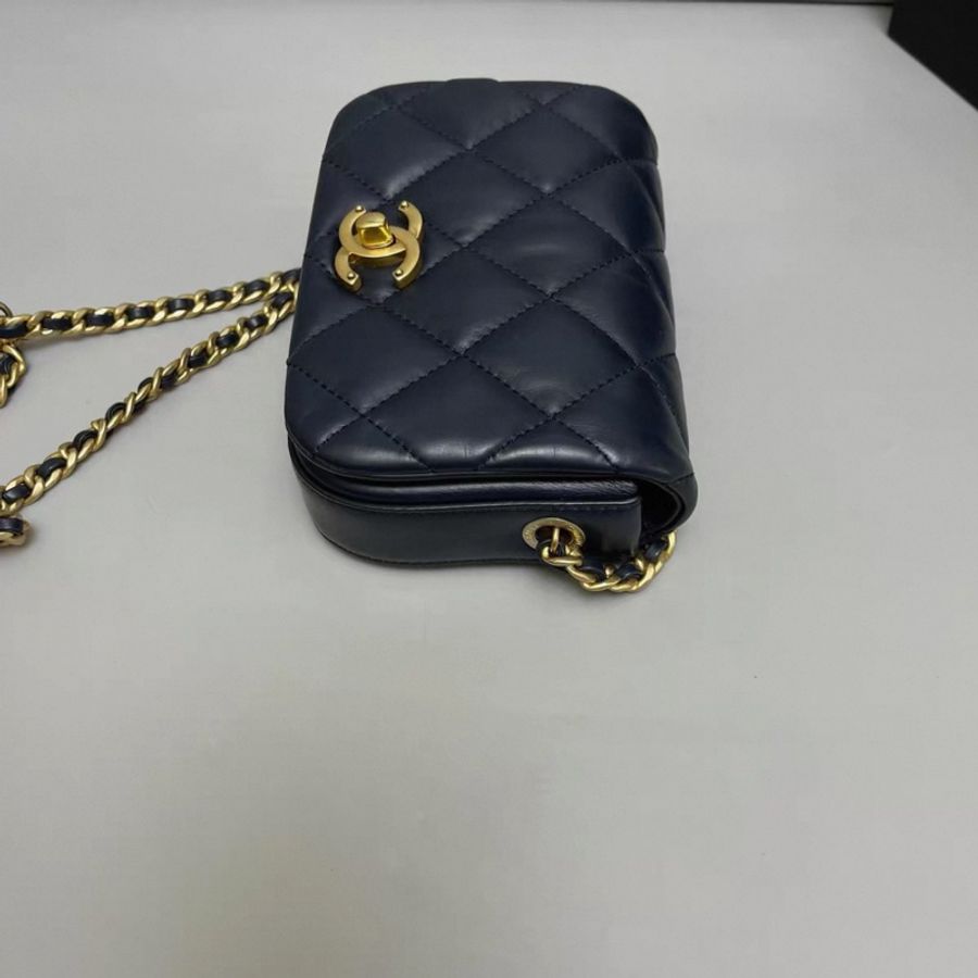 Chanel香奈兒 深藍色牛皮菱格金扣豆腐包-2