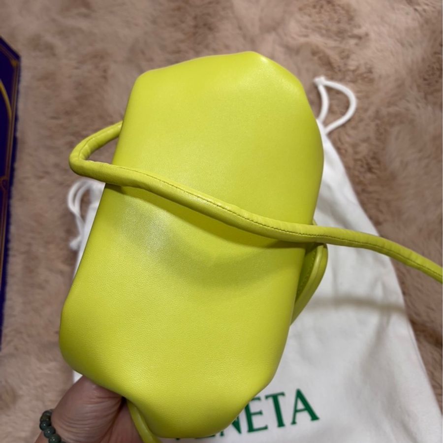 Bottega Venta小羊皮素面螢光綠側背包-9