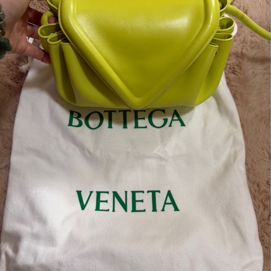 Bottega Venta小羊皮素面螢光綠側背包-16