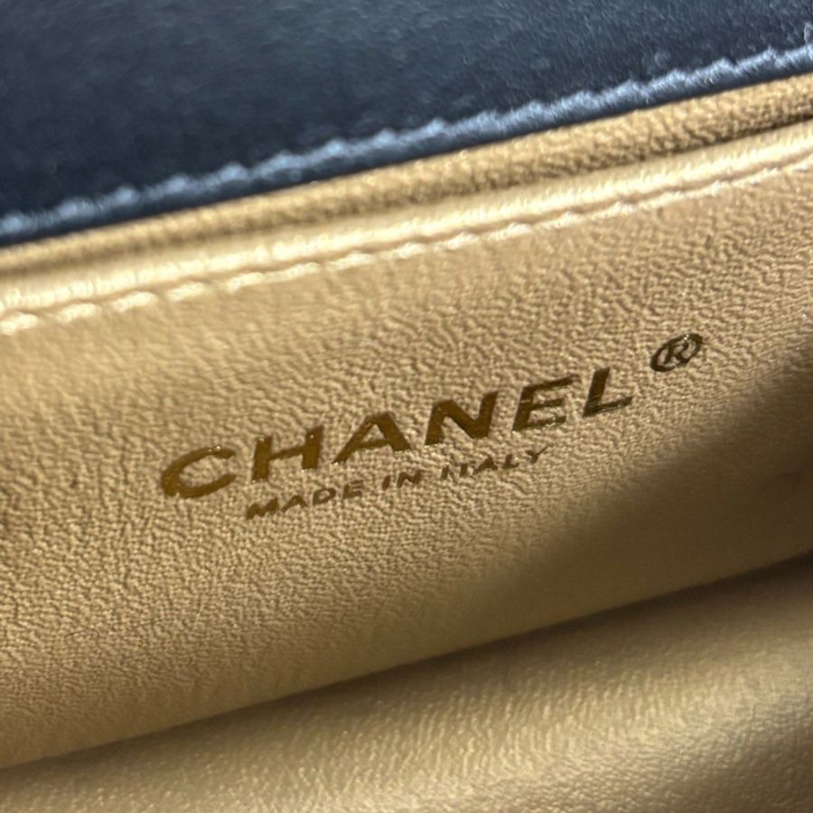黑金 鱷魚紋小牛皮壓紋 Small Boy 肩背包【CHANEL 香奈兒】 A67085-6