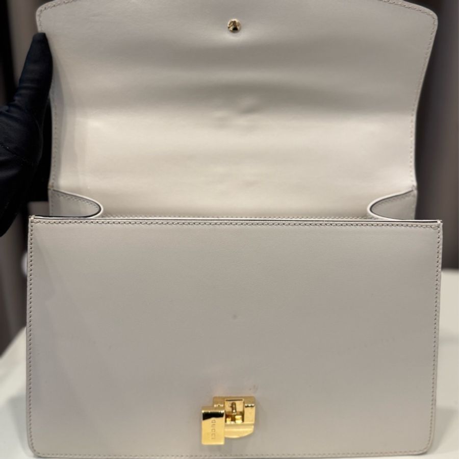 Gucci白牛皮Sylvie小號 手轉釦手提斜背包-6