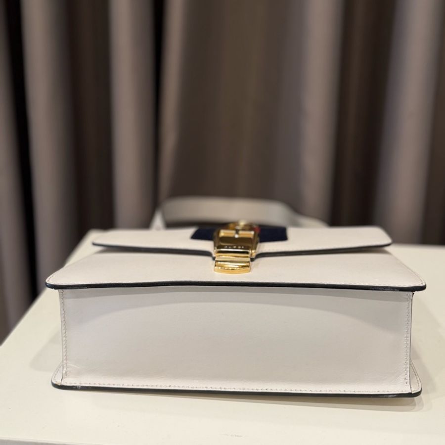 Gucci白牛皮Sylvie小號 手轉釦手提斜背包-7