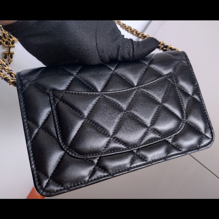 Chanel 雙排字母金鍊黑皮小口蓋斜背包-12