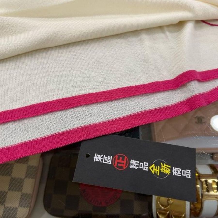 東區正精品㊣CHANEL 全新未使用香奈兒米色粉紅色LOGO 圍巾披巾披肩 RZ6216-4
