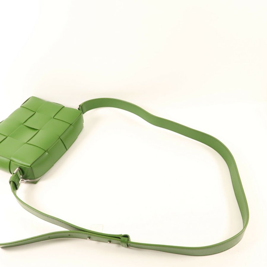 BOTTEGA VENETA 牛皮皮革Small Cassette Camera Bag銀扣肩背袋-4