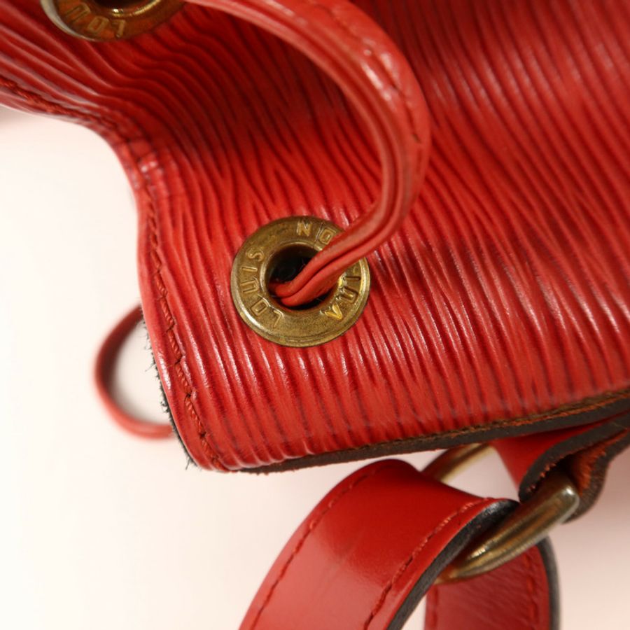 LOUIS VUITTON 水波紋牛皮革Petit Noe金扣肩背袋-9