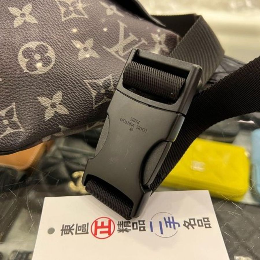 東區正精品㊣LV M44444 Galaxy Bumbag 星空黑扣拉鍊腰包斜背包胸口包 RZ6248-5