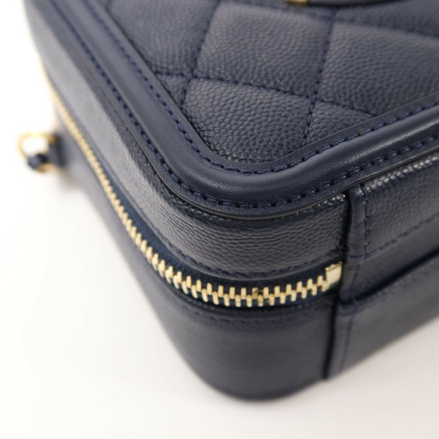CHANEL 牛皮皮革Vanity Case金扣鏈帶手挽肩背兩用袋-13