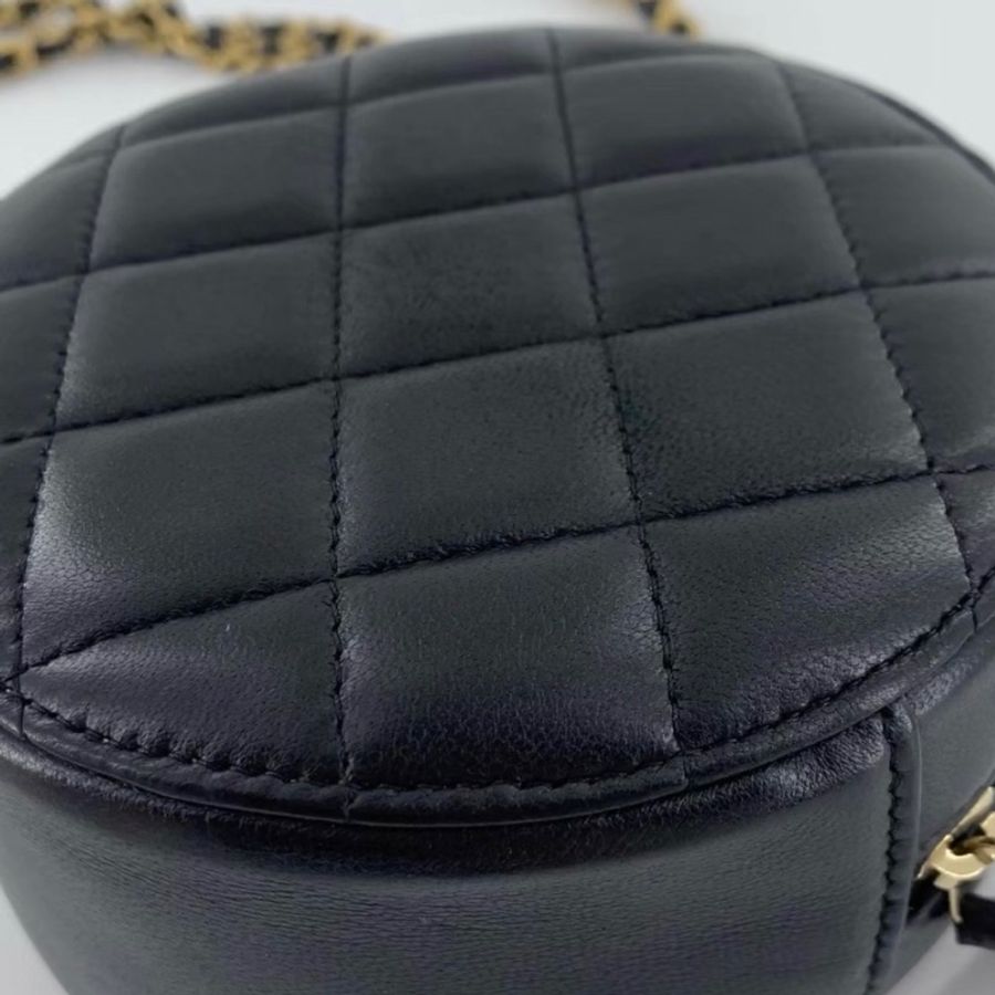 【96新 ✨ 全網最低價!】Chanel 黑金 金球圓餅包 羊皮 顯氣質 (下單前先詢問庫存❗️)-9