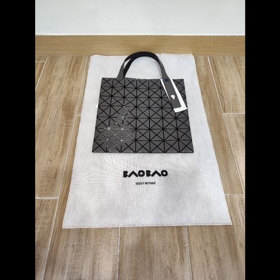 ISSEY MIYAKE 三宅一生 BAOBAO LUCENT MATTE 皮格感啞光霧面 三角格 小格 7x7 booktote 手提包肩背包托特包 (碳灰色)全新-10