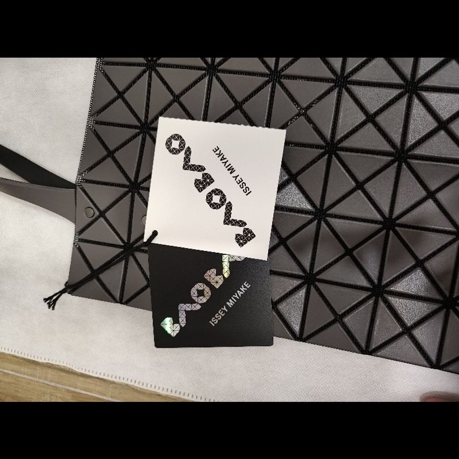 ISSEY MIYAKE 三宅一生 BAOBAO LUCENT MATTE 皮格感啞光霧面 三角格 小格 7x7 booktote 手提包肩背包托特包 (碳灰色)全新-14