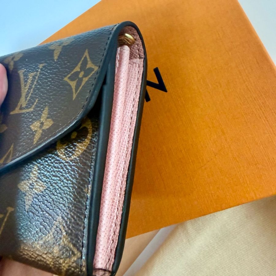 ✔️LV Louis Vuitton 路易威登 Monogram M62235 Sarah 金釦長夾/櫻花粉-26