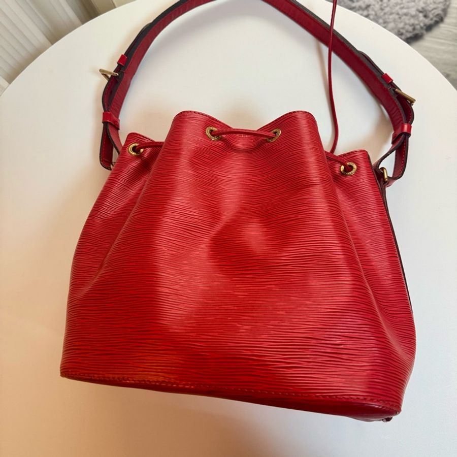 ✔️LOUIS VUITTON LV 路易威登 Epi Noe 水波紋水桶包／紅-22